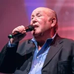 El mundo de la música está de luto tras la pérdida de Leo Dan, el icónico cantante y compositor argentino, quien falleció este miércoles 1 de enero de 2025 a los 82 años de edad. La noticia fue confirmada a través de un comunicado publicado en las redes sociales oficiales del artista, dejando consternados a sus seguidores en todo el mundo.