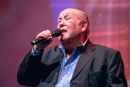 El mundo de la música está de luto tras la pérdida de Leo Dan, el icónico cantante y compositor argentino, quien falleció este miércoles 1 de enero de 2025 a los 82 años de edad. La noticia fue confirmada a través de un comunicado publicado en las redes sociales oficiales del artista, dejando consternados a sus seguidores en todo el mundo.