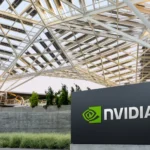 El lunes pasado, NVIDIA experimentó un auténtico terremoto financiero en Wall Street, registrando la mayor pérdida de capitalización de mercado en un solo día en la historia. La razón principal detrás de este desplome fue el avance de la empresa china de inteligencia artificial DeepSeek, que logró desarrollar un modelo de lenguaje de gran tamaño con una fracción del costo reportado por las compañías estadounidenses. Esto puso en jaque la superioridad tecnológica de Estados Unidos en la IA generativa y afectó la confianza de los inversionistas en el modelo de negocio de NVIDIA.