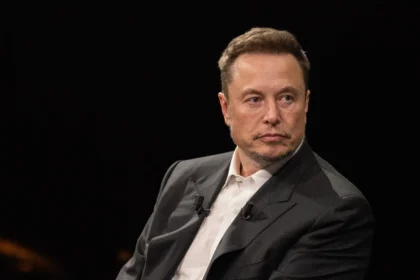 El magnate tecnológico Elon Musk, propietario de X (anteriormente Twitter), enfrenta un nuevo obstáculo legal. La Comisión de Bolsa y Valores de Estados Unidos (SEC, por sus siglas en inglés) ha presentado una demanda en su contra, alegando violaciones a las leyes de valores relacionadas con su adquisición de Twitter en 2022. Este caso, interpuesto en un tribunal federal de Washington D.C., destaca las complejidades y tensiones entre Musk, la regulación financiera y el panorama político de Estados Unidos.