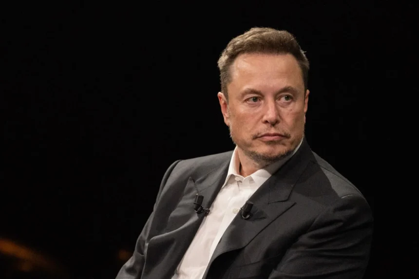 El magnate tecnológico Elon Musk, propietario de X (anteriormente Twitter), enfrenta un nuevo obstáculo legal. La Comisión de Bolsa y Valores de Estados Unidos (SEC, por sus siglas en inglés) ha presentado una demanda en su contra, alegando violaciones a las leyes de valores relacionadas con su adquisición de Twitter en 2022. Este caso, interpuesto en un tribunal federal de Washington D.C., destaca las complejidades y tensiones entre Musk, la regulación financiera y el panorama político de Estados Unidos.