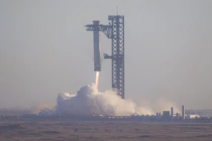 El jueves pasado, SpaceX, la empresa aeroespacial liderada por Elon Musk, llevó a cabo el lanzamiento del séptimo vuelo de prueba de su nave Starship desde su base en Boca Chica, en el sur de Texas. Este despegue marcó un nuevo hito en la carrera espacial, pero también trajo consigo algunos contratiempos que no han pasado desapercibidos. La prueba del cohete más grande y poderoso del mundo ha dejado lecciones cruciales para el futuro del programa.