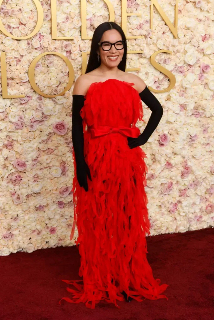 Ali Wong lució un vestido rojo de alta costura de Balenciaga en la alfombra roja de los Golden Globes 2025.