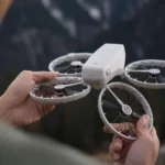 La firma líder en tecnología de drones, DJI, ha elevado nuevamente los estándares de la industria con el lanzamiento del DJI Flip. Este nuevo dron ultraligero, diseñado para vloggers y entusiastas de la fotografía, promete democratizar la captura de imágenes aéreas combinando seguridad, simplicidad y una calidad profesional inigualable en un dispositivo que pesa menos de 249 gramos.