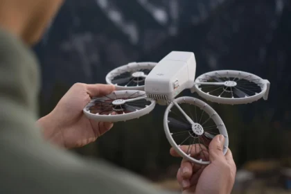 La firma líder en tecnología de drones, DJI, ha elevado nuevamente los estándares de la industria con el lanzamiento del DJI Flip. Este nuevo dron ultraligero, diseñado para vloggers y entusiastas de la fotografía, promete democratizar la captura de imágenes aéreas combinando seguridad, simplicidad y una calidad profesional inigualable en un dispositivo que pesa menos de 249 gramos.