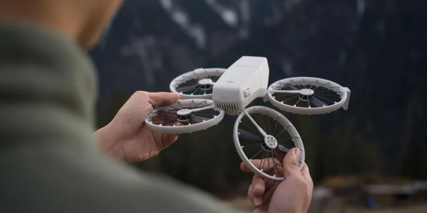 La firma líder en tecnología de drones, DJI, ha elevado nuevamente los estándares de la industria con el lanzamiento del DJI Flip. Este nuevo dron ultraligero, diseñado para vloggers y entusiastas de la fotografía, promete democratizar la captura de imágenes aéreas combinando seguridad, simplicidad y una calidad profesional inigualable en un dispositivo que pesa menos de 249 gramos.