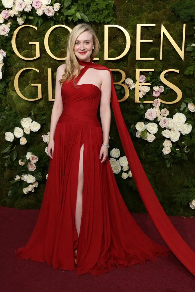 Dakota Fanning vestida por Atelier Versace en la alfombra roja de los Golden Globes 2025.