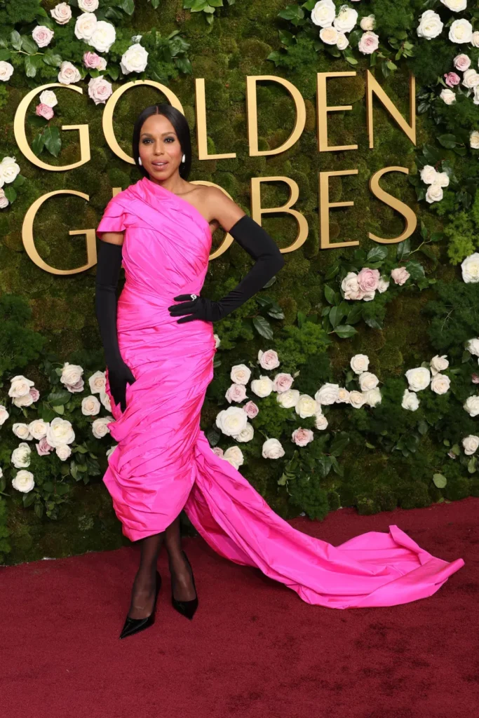 Kerry Washington lució un Balenciaga rosa en la alfombra roja de los Golden Globes 2025.