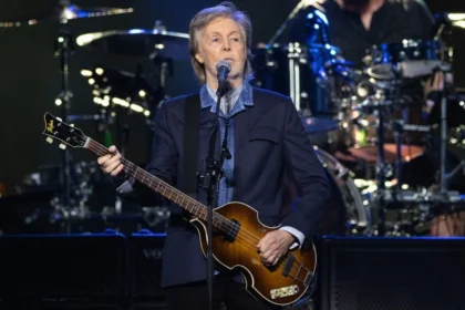 El pasado jueves, el O2 Arena de Londres se convirtió en el epicentro de la nostalgia musical al acoger una reunión histórica entre los últimos dos integrantes vivos de The Beatles: Paul McCartney y Ringo Starr. La ocasión marcó el cierre de la gira internacional “Got Back” de McCartney, una travesía que llevó su música a países como Francia, España y Brasil, y que culminó con un espectáculo cargado de emotividad y sorpresas.