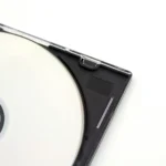 Sony, uno de los líderes tecnológicos mundiales, ha anunciado que cesará oficialmente la producción de discos Blu-ray y otros formatos físicos como los MiniDisc (MD) y las cintas MiniDV a partir de febrero de 2025. Este anuncio marca el fin de una era que comenzó en 2002 con la introducción del formato Blu-ray, diseñado para soportar vídeos en alta definición (HD) y almacenar grandes cantidades de datos.