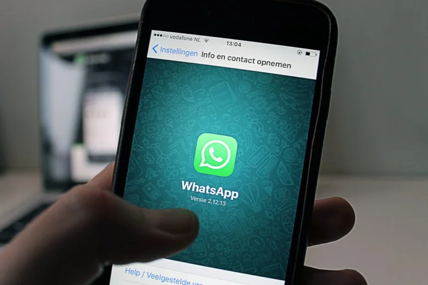 Meta sigue apostando por mejorar la experiencia de usuario en WhatsApp, su popular servicio de mensajería instantánea con más de 2,000 millones de usuarios en el mundo. La empresa ha dado un paso importante al desarrollar una función que permitirá gestionar múltiples cuentas de WhatsApp en un mismo iPhone. Hasta ahora, esta funcionalidad solo estaba disponible en dispositivos Android desde 2023, dejando a los usuarios de iOS con alternativas limitadas.