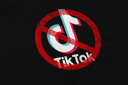 El pasado viernes, la Corte Suprema de Estados Unidos ratificó una decisiva ley que prohíbe la operación de TikTok en el país a partir del 19 de enero, salvo que su empresa matriz china, ByteDance, venda sus operaciones a un comprador estadounidense. Esta decisión marca un hito en la regulación de plataformas digitales extranjeras, generando un debate sobre la seguridad nacional, la libertad de expresión y el futuro de la tecnología en un mundo globalizado.