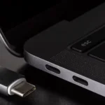 En septiembre de 2023, Apple adoptó el puerto USB-C en sus dispositivos, marcando el fin de una era dominada por el puerto Lightning, introducido en 2012. Este cambio, impulsado por regulaciones de la Unión Europea que exigen la estandarización de puertos de carga en dispositivos móviles, prometía facilitar la vida de los consumidores al reducir la cantidad de cables necesarios y disminuir el desperdicio electrónico. Sin embargo, esta transición también ha planteado serias preocupaciones sobre la seguridad de los dispositivos Apple.