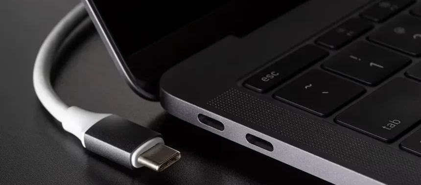 En septiembre de 2023, Apple adoptó el puerto USB-C en sus dispositivos, marcando el fin de una era dominada por el puerto Lightning, introducido en 2012. Este cambio, impulsado por regulaciones de la Unión Europea que exigen la estandarización de puertos de carga en dispositivos móviles, prometía facilitar la vida de los consumidores al reducir la cantidad de cables necesarios y disminuir el desperdicio electrónico. Sin embargo, esta transición también ha planteado serias preocupaciones sobre la seguridad de los dispositivos Apple.