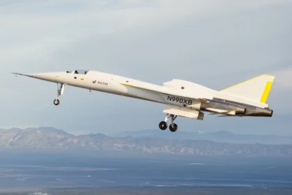 La aviación comercial ha dado un gran paso hacia el futuro con el reciente logro del XB-1 de Boom Supersonic. Este avión de pruebas ha marcado un hito en la industria al romper la barrera del sonido, convirtiéndose en el primer avión supersónico financiado privadamente en lograrlo. Durante un vuelo de prueba sobre el desierto de Mojave, el XB-1 alcanzó Mach 1,1 (1.360 km/h) a una altitud de 35.000 pies (10.670 metros), demostrando que la tecnología para los vuelos comerciales a velocidades supersónicas está más cerca que nunca.