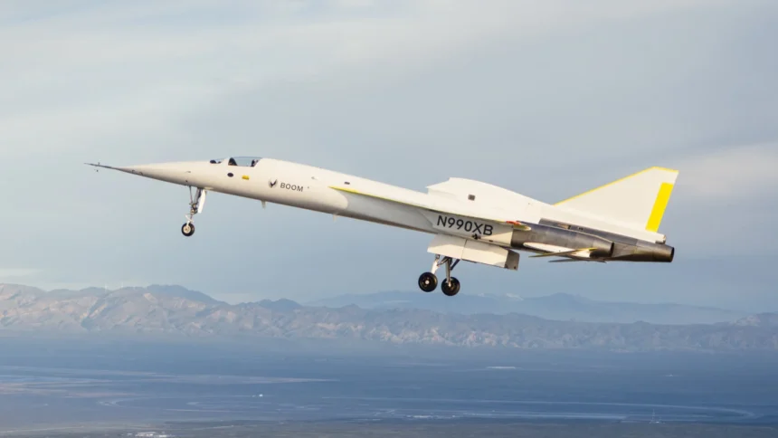 La aviación comercial ha dado un gran paso hacia el futuro con el reciente logro del XB-1 de Boom Supersonic. Este avión de pruebas ha marcado un hito en la industria al romper la barrera del sonido, convirtiéndose en el primer avión supersónico financiado privadamente en lograrlo. Durante un vuelo de prueba sobre el desierto de Mojave, el XB-1 alcanzó Mach 1,1 (1.360 km/h) a una altitud de 35.000 pies (10.670 metros), demostrando que la tecnología para los vuelos comerciales a velocidades supersónicas está más cerca que nunca.