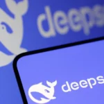 La reciente decisión de Corea del Sur de retirar la plataforma china de inteligencia artificial (IA) DeepSeek de sus tiendas de aplicaciones ha generado una fuerte reacción por parte del gobierno chino, intensificando así la creciente preocupación global sobre el manejo de datos por parte de empresas tecnológicas chinas. Este movimiento se enmarca dentro de una tendencia internacional donde varios países han comenzado a examinar y restringir el uso de tecnologías chinas en sus territorios, argumentando preocupaciones de privacidad y seguridad.