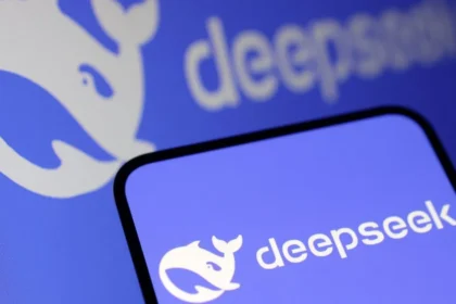 La reciente decisión de Corea del Sur de retirar la plataforma china de inteligencia artificial (IA) DeepSeek de sus tiendas de aplicaciones ha generado una fuerte reacción por parte del gobierno chino, intensificando así la creciente preocupación global sobre el manejo de datos por parte de empresas tecnológicas chinas. Este movimiento se enmarca dentro de una tendencia internacional donde varios países han comenzado a examinar y restringir el uso de tecnologías chinas en sus territorios, argumentando preocupaciones de privacidad y seguridad.