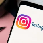 Instagram, una de las redes sociales más populares del mundo y propiedad de Meta, se ha visto envuelta en una nueva controversia tras admitir que un error en su sistema permitió la difusión de videos extremadamente violentos en la pestaña de Reels. Este incidente ha generado preocupación entre los usuarios y expertos en seguridad digital, ya que expone la fragilidad de los mecanismos de moderación de contenido en plataformas con millones de usuarios, incluidos menores de edad.