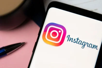 Instagram, una de las redes sociales más populares del mundo y propiedad de Meta, se ha visto envuelta en una nueva controversia tras admitir que un error en su sistema permitió la difusión de videos extremadamente violentos en la pestaña de Reels. Este incidente ha generado preocupación entre los usuarios y expertos en seguridad digital, ya que expone la fragilidad de los mecanismos de moderación de contenido en plataformas con millones de usuarios, incluidos menores de edad.