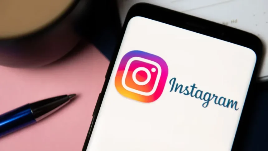 Instagram, una de las redes sociales más populares del mundo y propiedad de Meta, se ha visto envuelta en una nueva controversia tras admitir que un error en su sistema permitió la difusión de videos extremadamente violentos en la pestaña de Reels. Este incidente ha generado preocupación entre los usuarios y expertos en seguridad digital, ya que expone la fragilidad de los mecanismos de moderación de contenido en plataformas con millones de usuarios, incluidos menores de edad.