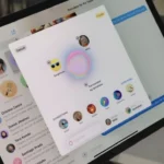 Apple ha sido una de las empresas líderes en la implementación de inteligencia artificial (IA) en sus dispositivos, facilitando el acceso a tecnologías avanzadas para un uso cotidiano. Con el lanzamiento de Image Playground, la compañía introduce una herramienta revolucionaria dentro de su ecosistema Apple Intelligence, permitiendo a los usuarios generar imágenes personalizadas a partir de descripciones de texto o fotografías. Sin embargo, esta innovación no está exenta de controversia, ya que recientes estudios han revelado sesgos raciales en los resultados generados por la aplicación.