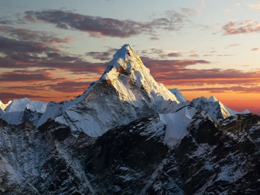 "El imponente Everest, techo del mundo"./ EFE