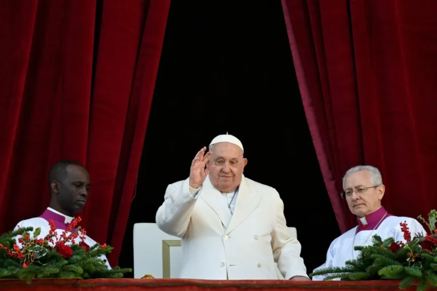 El Papa Francisco sigue hospitalizado a causa de una infección respiratoria, según informó su equipo médico en una reciente actualización sobre su estado de salud. A sus 88 años, el pontífice se encuentra en el hospital Gemelli de Roma, donde cumple una semana de internación debido a complicaciones en su sistema respiratorio. Aunque su condición no representa un riesgo inmediato para su vida, los médicos han sido claros en afirmar que tampoco se encuentra fuera de peligro.