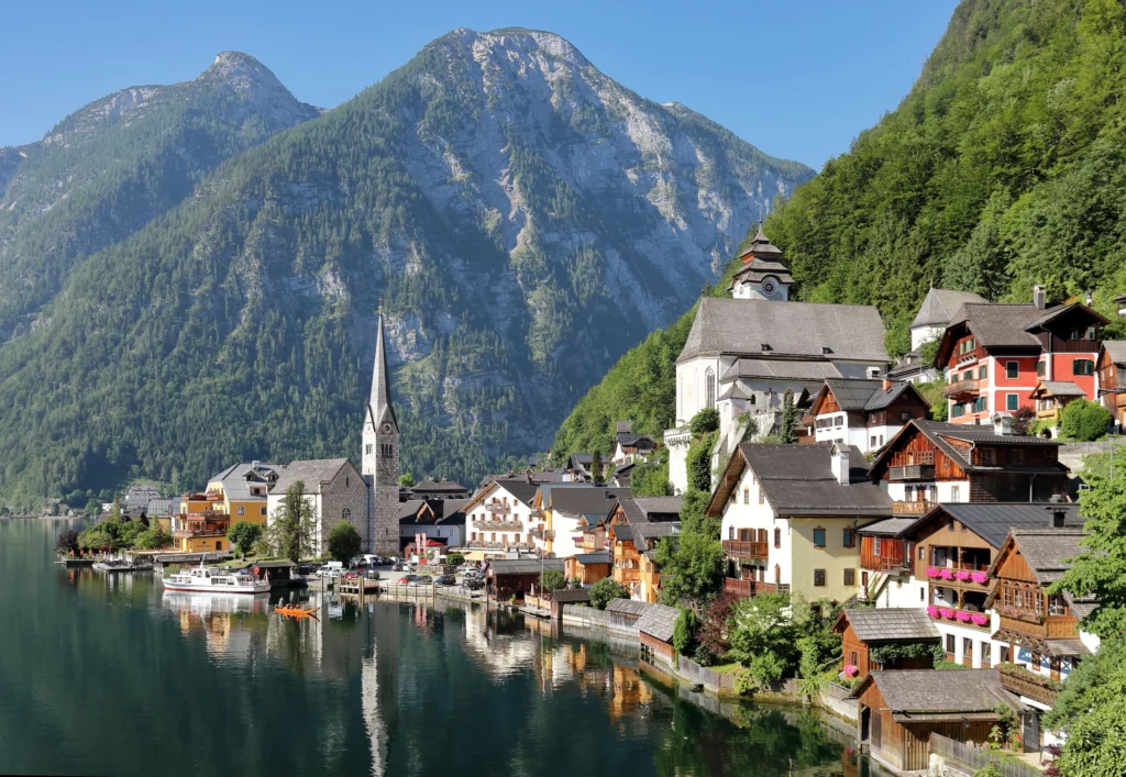 Hallstatt y su reflejo en el lago./ EFE