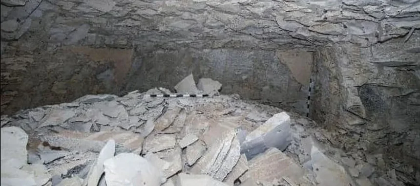 En un descubrimiento arqueológico sin precedentes, un equipo de arqueólogos británicos y egipcios ha desenterrado la tumba de un antiguo faraón en las proximidades del Valle de los Reyes, Egipto. Se trata de la sepultura original de Tutmosis II, un monarca de la XVIII dinastía egipcia que gobernó en el siglo XV a.C. Este hallazgo no solo proporciona una nueva comprensión del antiguo Egipto, sino que también podría revelar secretos ocultos sobre la dinastía a la que pertenecía.