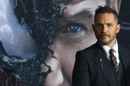 El actor británico Tom Hardy, reconocido por su icónico papel en la saga Venom, está de vuelta en un electrizante thriller de acción. Havoc, la nueva producción de Netflix dirigida por Gareth Evans, promete una dosis inigualable de adrenalina y drama criminal. Con su estreno programado para el 25 de abril de 2025, la película se perfila como uno de los grandes estrenos del año.