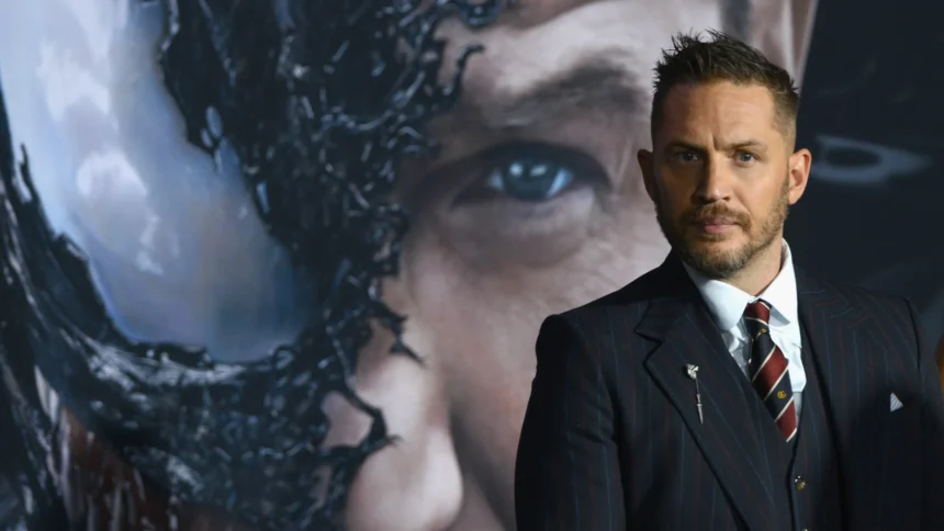 El actor británico Tom Hardy, reconocido por su icónico papel en la saga Venom, está de vuelta en un electrizante thriller de acción. Havoc, la nueva producción de Netflix dirigida por Gareth Evans, promete una dosis inigualable de adrenalina y drama criminal. Con su estreno programado para el 25 de abril de 2025, la película se perfila como uno de los grandes estrenos del año.