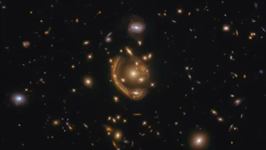 El cosmos es un vasto escenario de fenómenos fascinantes que desafían nuestra comprensión del universo. Recientemente, los astrónomos de la misión Euclid de la Agencia Espacial Europea (ESA) han captado una imagen sin precedentes de un anillo de Einstein, un fenómeno cósmico poco común. Este hallazgo, realizado casi por casualidad, promete arrojar luz sobre los misterios de la materia oscura y la energía oscura, dos de los elementos más enigmáticos del cosmos.