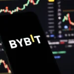 En un golpe sin precedentes al sector de las criptomonedas, la plataforma de intercambio Bybit, con sede en Dubái, ha sido víctima de un ciberataque que resultó en el robo de 1.500 millones de dólares en Ethereum, la segunda criptomoneda más valiosa del mercado después de Bitcoin. El incidente, reportado por medios como The Guardian y la BBC, se produjo durante una transferencia rutinaria de fondos entre las billeteras digitales de la empresa, lo que pone de relieve la vulnerabilidad de los intercambios de activos digitales.