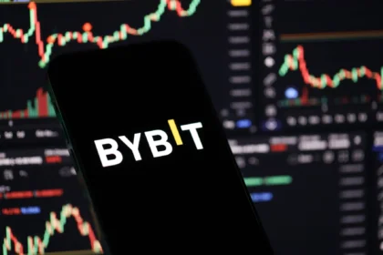 En un golpe sin precedentes al sector de las criptomonedas, la plataforma de intercambio Bybit, con sede en Dubái, ha sido víctima de un ciberataque que resultó en el robo de 1.500 millones de dólares en Ethereum, la segunda criptomoneda más valiosa del mercado después de Bitcoin. El incidente, reportado por medios como The Guardian y la BBC, se produjo durante una transferencia rutinaria de fondos entre las billeteras digitales de la empresa, lo que pone de relieve la vulnerabilidad de los intercambios de activos digitales.