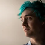 El reconocido streamer y superestrella de los videojuegos, Tyler “Ninja” Blevins, conmocionó a su comunidad al revelar su reciente diagnóstico de melanoma, una forma agresiva de cáncer de piel. Con 32 años y una base de seguidores de 19 millones en Twitch, Blevins decidió compartir la noticia a través de X, destacando la importancia de la detección temprana y la prevención del cáncer de piel.