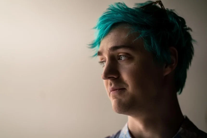 El reconocido streamer y superestrella de los videojuegos, Tyler “Ninja” Blevins, conmocionó a su comunidad al revelar su reciente diagnóstico de melanoma, una forma agresiva de cáncer de piel. Con 32 años y una base de seguidores de 19 millones en Twitch, Blevins decidió compartir la noticia a través de X, destacando la importancia de la detección temprana y la prevención del cáncer de piel.