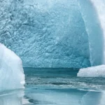 A lo largo de la historia de la Tierra, los glaciares han sido agentes de cambio fundamentales. Aunque solemos asociarlos con el frío extremo y la desolación, su impacto va mucho más allá. Un reciente estudio ha revelado que los glaciares que existieron hace más de 500 millones de años no solo transformaron el paisaje terrestre, sino que también alteraron la química de los océanos, creando las condiciones necesarias para la aparición de la vida compleja.