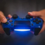 PlayStation 4, una de las consolas más icónicas de Sony, comienza a dar sus últimos pasos dentro del ecosistema de la compañía. Tras más de una década en el mercado, Sony ha confirmado que a partir de enero de 2026, PlayStation Plus dejará de ofrecer juegos mensuales para PS4, marcando un hito importante en la transición hacia la nueva generación dominada por PlayStation 5.