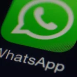 WhatsApp, la aplicación de mensajería más utilizada en el mundo, está implementando una nueva función que permitirá a los usuarios incluir enlaces a sus perfiles en otras redes sociales. Esta innovación, que de momento está disponible solo en la versión beta para iPhone, busca facilitar la conexión entre plataformas y mejorar la experiencia del usuario.