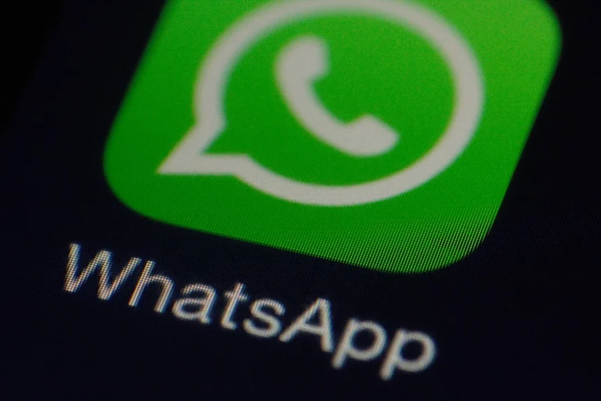 WhatsApp, la aplicación de mensajería más utilizada en el mundo, está implementando una nueva función que permitirá a los usuarios incluir enlaces a sus perfiles en otras redes sociales. Esta innovación, que de momento está disponible solo en la versión beta para iPhone, busca facilitar la conexión entre plataformas y mejorar la experiencia del usuario.