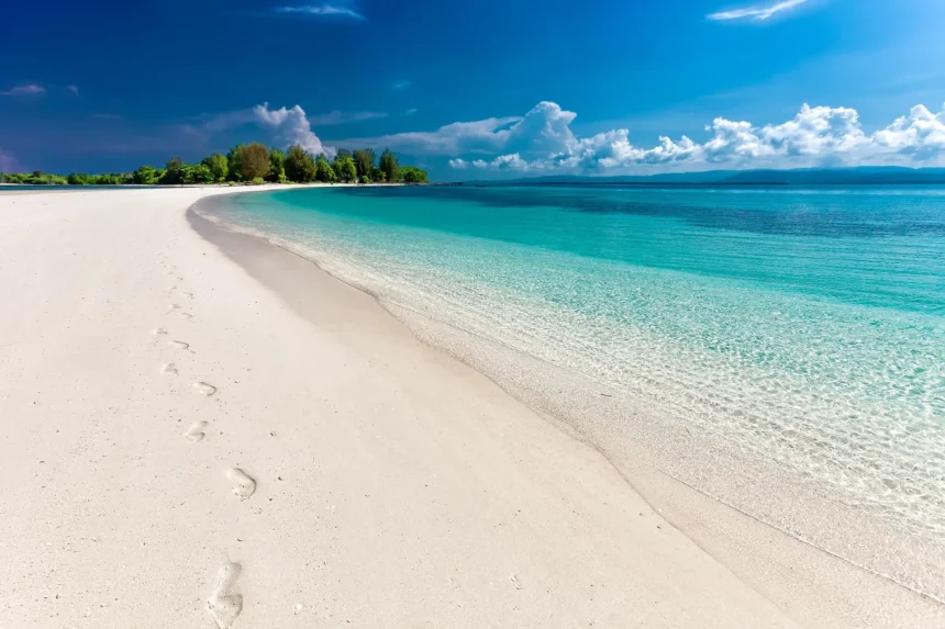 15 Playas con Arenas de Colores Inusuales: Historia, Ubicación y Misterios Geológicos