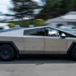 Tesla, liderada por el magnate tecnológico Elon Musk, se enfrenta nuevamente a dificultades técnicas con su camioneta eléctrica Cybertruck. La empresa anunció recientemente un retiro voluntario de más de 46,000 unidades fabricadas entre noviembre de 2023 y febrero de 2025 debido a un defecto en un panel exterior que podría desprenderse mientras el vehículo está en movimiento.