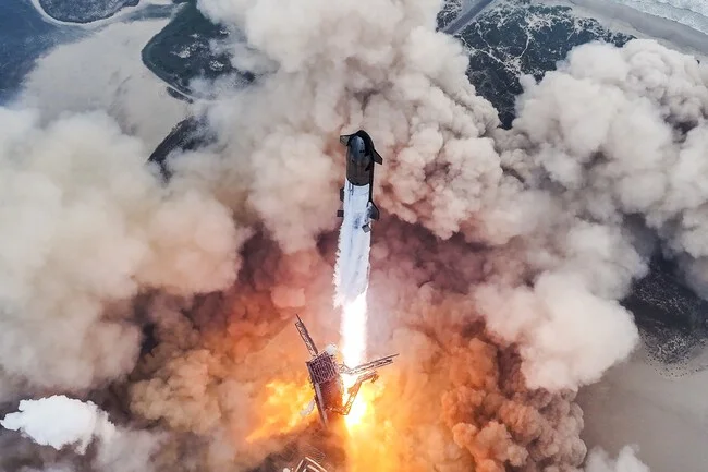 SpaceX, la empresa aeroespacial del multimillonario Elon Musk, enfrentó nuevamente un revés significativo cuando el último vuelo de prueba del cohete Starship terminó en una explosión. Este accidente, ocurrido el pasado jueves por la noche, se suma a una serie de pruebas fallidas del proyecto insignia de Musk, diseñado con la ambiciosa meta de llevar astronautas a la Luna y, eventualmente, colonizar Marte.