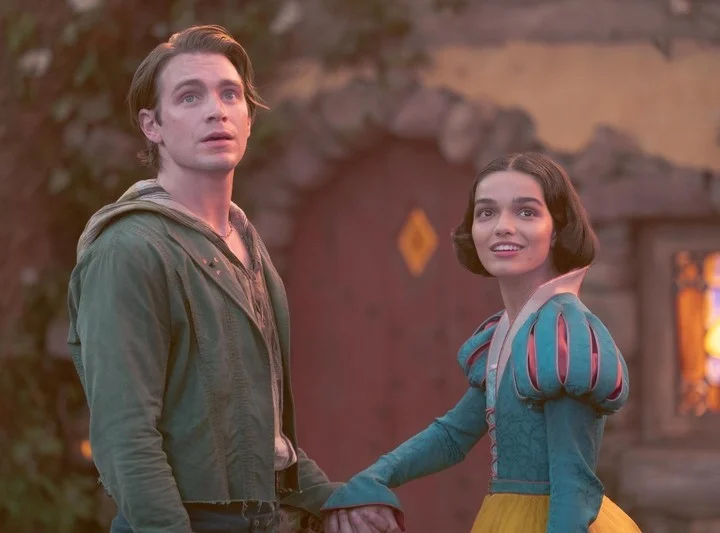 El estreno del live-action de Blanca Nieves está cada vez más cerca y, aunque la expectativa es alta, no precisamente por la cinta en sí, sino por las múltiples controversias que la han rodeado desde el inicio de su producción. La nueva versión dirigida por Marc Webb y protagonizada por Rachel Zegler y Gal Gadot ha enfrentado críticas, retrasos y polémicas declaraciones, convirtiéndola en uno de los proyectos más comentados de Disney en los últimos años.
