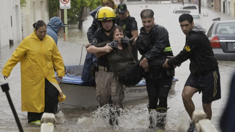 Bahía Blanca bajo el agua La tragedia que dejó 10 muertos y una ciudad en emergencia