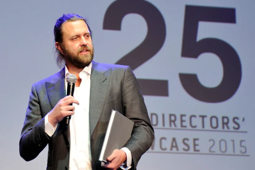 En una de las estafas más impactantes en la historia del streaming, Carl Erik Rinsch, un guionista y director de Hollywood, ha sido arrestado por defraudar $11 millones a Netflix. El dinero, que debía financiar la producción de una serie de ciencia ficción titulada "White Horse" (posteriormente renombrada "Conquest"), fue utilizado en inversiones riesgosas y gastos personales lujosos. Esta historia, que mezcla ambición, engaño y una caída en desgracia, ha puesto en jaque la confianza de las plataformas de streaming en sus creadores.