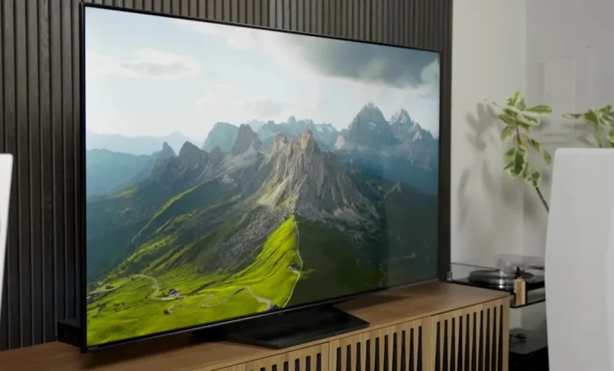 La compañía de electrónica Hisense enfrenta una demanda colectiva en los Estados Unidos tras ser acusada de publicidad engañosa en la comercialización de sus televisores con tecnología QLED. La acción legal, presentada en el Tribunal de Distrito de los Estados Unidos para el Distrito Sur de Nueva York, sostiene que la empresa anunció falsamente que sus dispositivos incluían tecnología de puntos cuánticos, cuando en realidad no la tenían o la incorporaban en una cantidad insuficiente para mejorar el rendimiento.