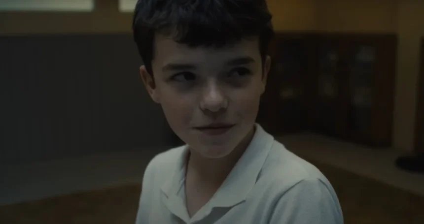 Netflix ha vuelto a sorprender con una producción que ha capturado la atención de la audiencia mundial. "Adolescence", la miniserie británica de cuatro episodios, ha conseguido posicionarse rápidamente como la serie más vista en la plataforma, acumulando 24,3 millones de visualizaciones en sus primeros cuatro días. Con una trama envolvente y actuaciones impresionantes, la serie ofrece una mirada desgarradora a la fragilidad de la adolescencia y los oscuros rincones de la psique humana.