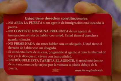 La Tarjeta Roja El Poderoso Recurso que Protege a los Migrantes en Riesgo de Deportación en EE.UU., en este 2025